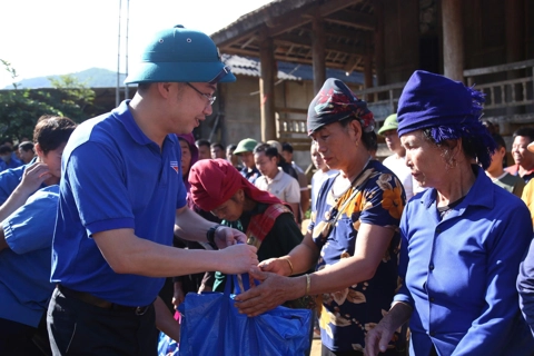 Trung ương Đoàn thăm, tặng quà người dân bị thiệt hại do bão lũ tại Sơn La