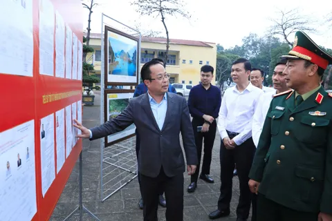 Phó Chủ tịch Thường trực HĐND TP Trần Thế Cương kiểm tra công tác chuẩn bị bầu cử tại phường Sơn Tây, phường Tùng Thiện, xã Đoài Phương