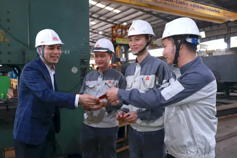 Lãnh đạo Liên đoàn Lao động thành phố Hà Nội nắm bắt tình hình lao động sau kỳ nghỉ