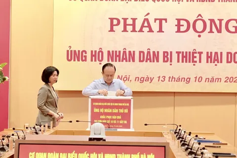 Cơ quan Đoàn đại biểu Quốc hội và HĐND TP Hà Nội quyên góp ủng hộ người dân khắc phục hậu quả bão, lũ