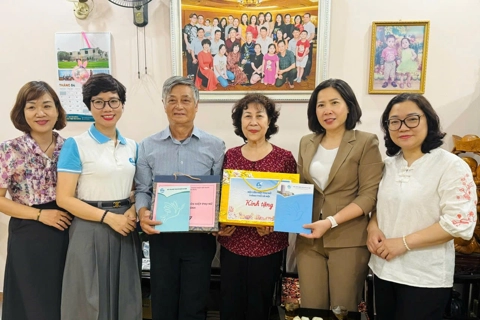 Các cấp hội phụ nữ Hà Nội tặng hàng nghìn suất quà trong dịp kỷ niệm Giải phóng miền Nam
