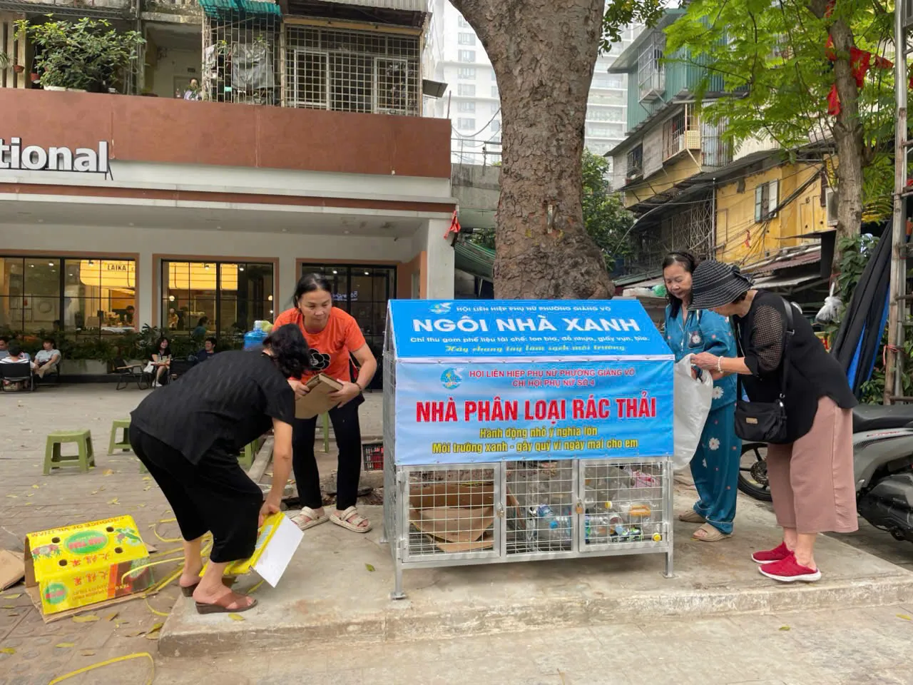 Phụ nữ Hà Nội đồng loạt ra quân vệ sinh môi trường, chống ô nhiễm nhựa