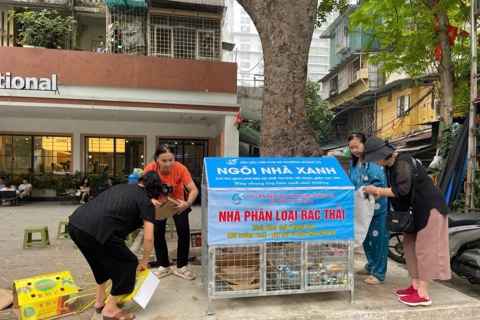 Phụ nữ Hà Nội đồng loạt ra quân vệ sinh môi trường, chống ô nhiễm nhựa