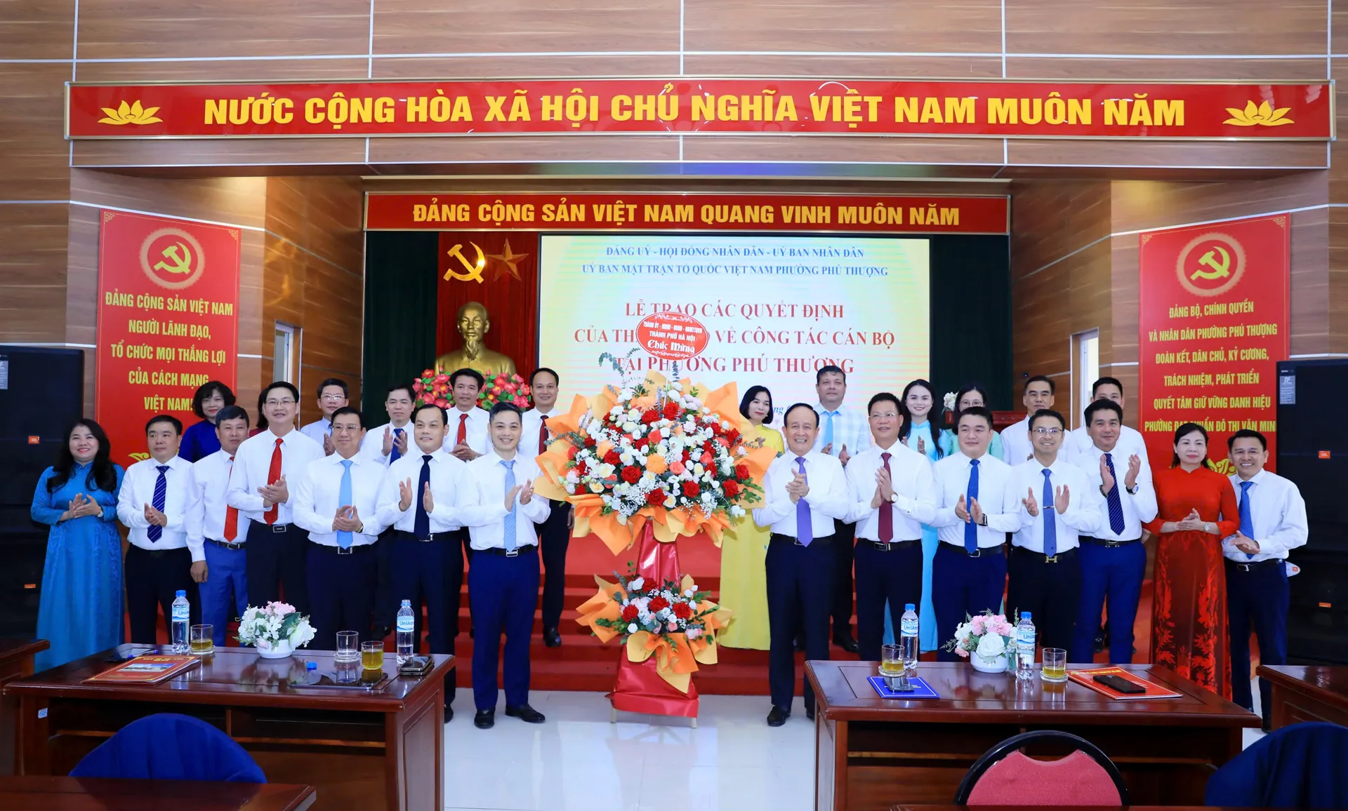 Lãnh đạo thành phố trao các quyết định về công tác cán bộ tại phường Phú Thượng