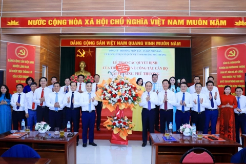 Lãnh đạo thành phố trao các quyết định về công tác cán bộ tại phường Phú Thượng