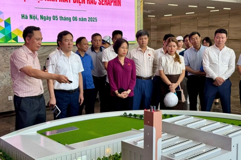 Đại biểu Quốc hội lắng nghe ý kiến, kiến nghị liên quan đến vận hành điện rác
