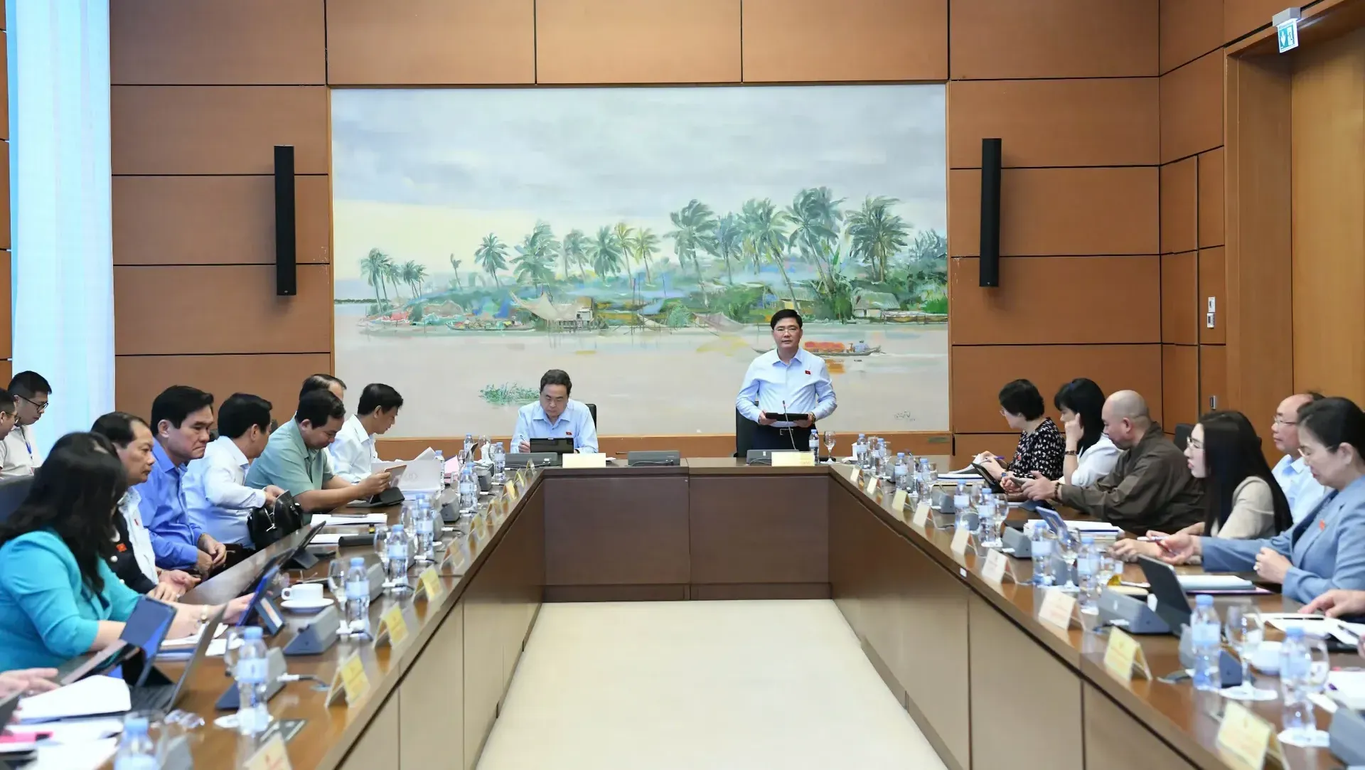 Phát huy vai trò tiên phong cán bộ, đảng viên trong đổi mới, sáng tạo và phục vụ Nhân dân