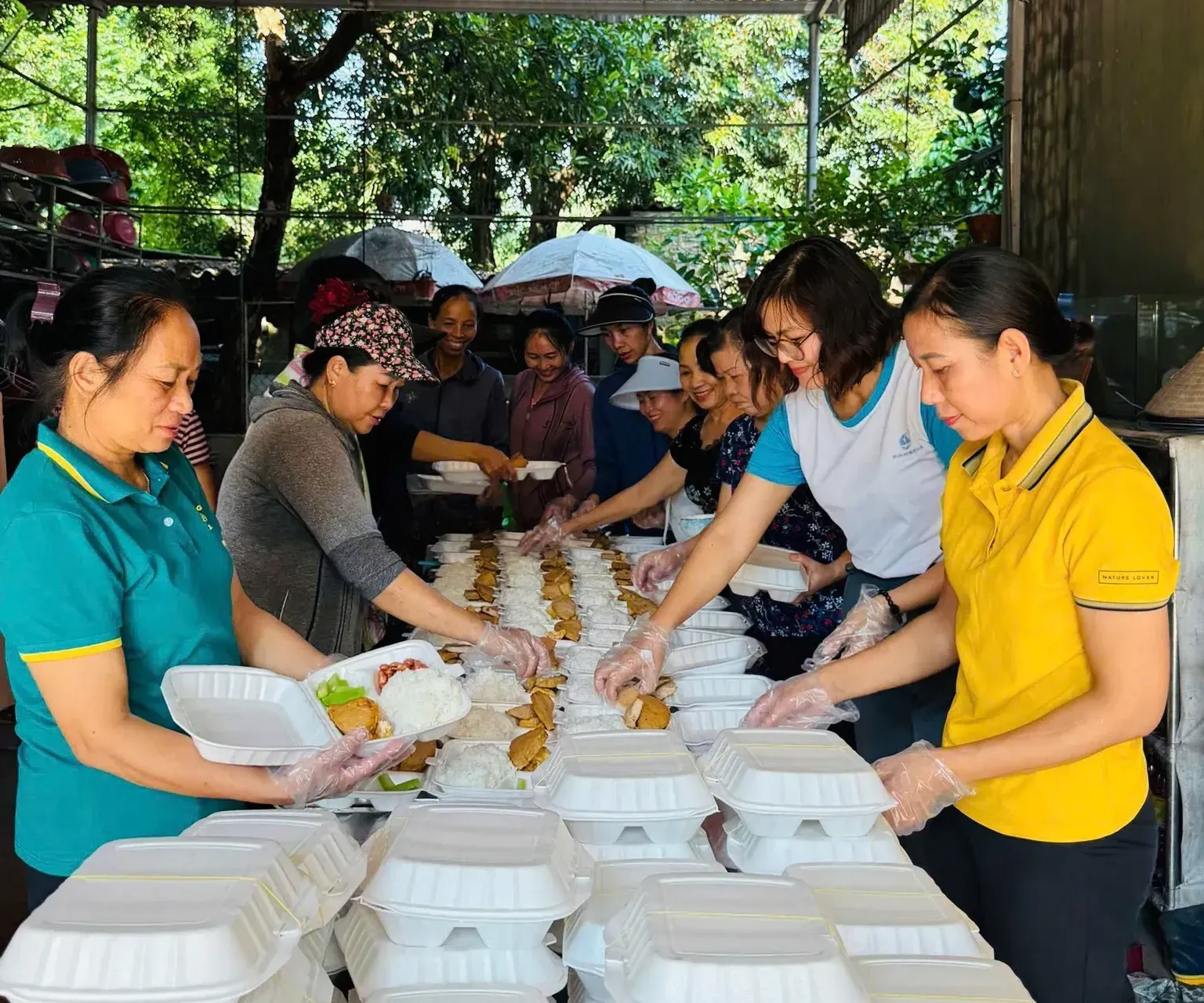 Hà Nội: hội viên phụ nữ nấu cơm, tiếp tế nhu yếu phẩm hỗ trợ bà con vùng ngập lụt