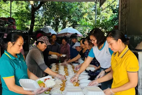 Hà Nội: hội viên phụ nữ nấu cơm, tiếp tế nhu yếu phẩm hỗ trợ bà con vùng ngập lụt