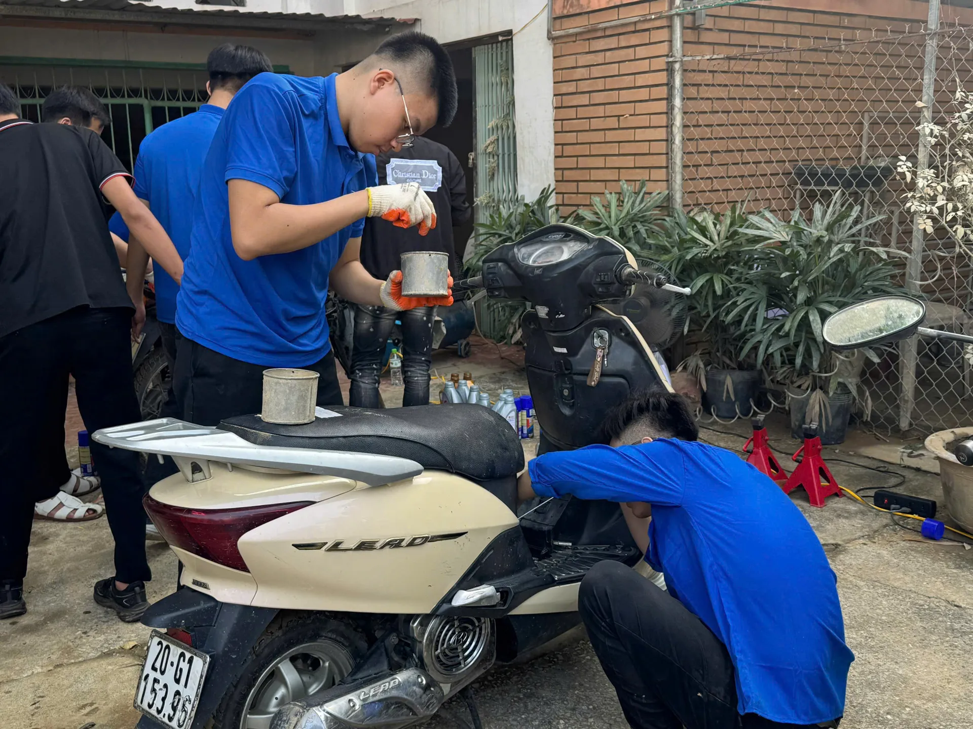 Sinh viên tình nguyện Thủ đô tích cực hỗ trợ người dân Thái Nguyên khắc phục hậu quả ngập lụt