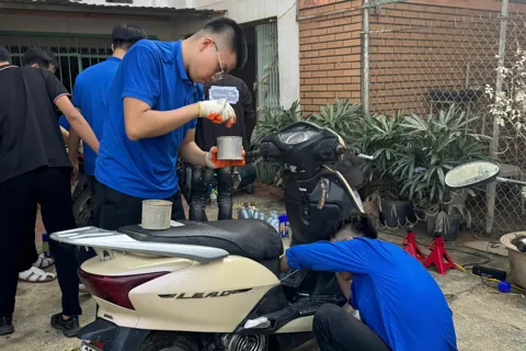 Sinh viên tình nguyện Thủ đô tích cực hỗ trợ người dân Thái Nguyên khắc phục hậu quả ngập lụt