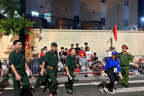 Thanh niên tình nguyện xuyên đêm cùng người dân, đón chào Quốc khánh 2/9
