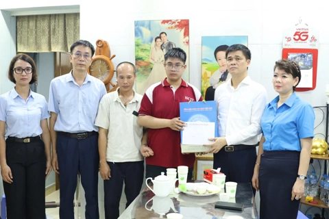 Lãnh đạo Tổng Liên đoàn Lao động Việt Nam thăm hỏi gia đình nữ công nhân môi trường bị tai nạn ở Đống Đa
