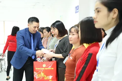 Công đoàn sẽ hỗ trợ người lao động có hoàn cảnh khó khăn 1,3 triệu đồng dịp Tết Bính Ngọ 2026
