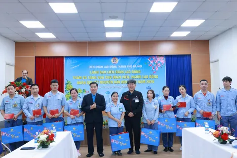 Ấm áp món quà của tổ chức công đoàn trong ngày cận Tết