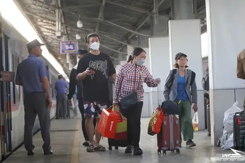 Điều kiện để người lao động được miễn vé tàu, máy bay dịp Tết Bính Ngọ 2026