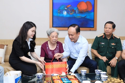 Chủ tịch HĐND Thành phố Nguyễn Ngọc Tuấn thăm, tặng quà gia đình thương binh, liệt sĩ
