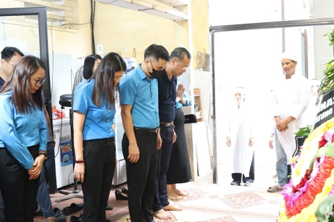 Lãnh đạo LĐLĐ Thành phố Hà Nội chia buồn cùng gia đình nạn nhân trong vụ lật tàu ở vịnh Hạ Long
