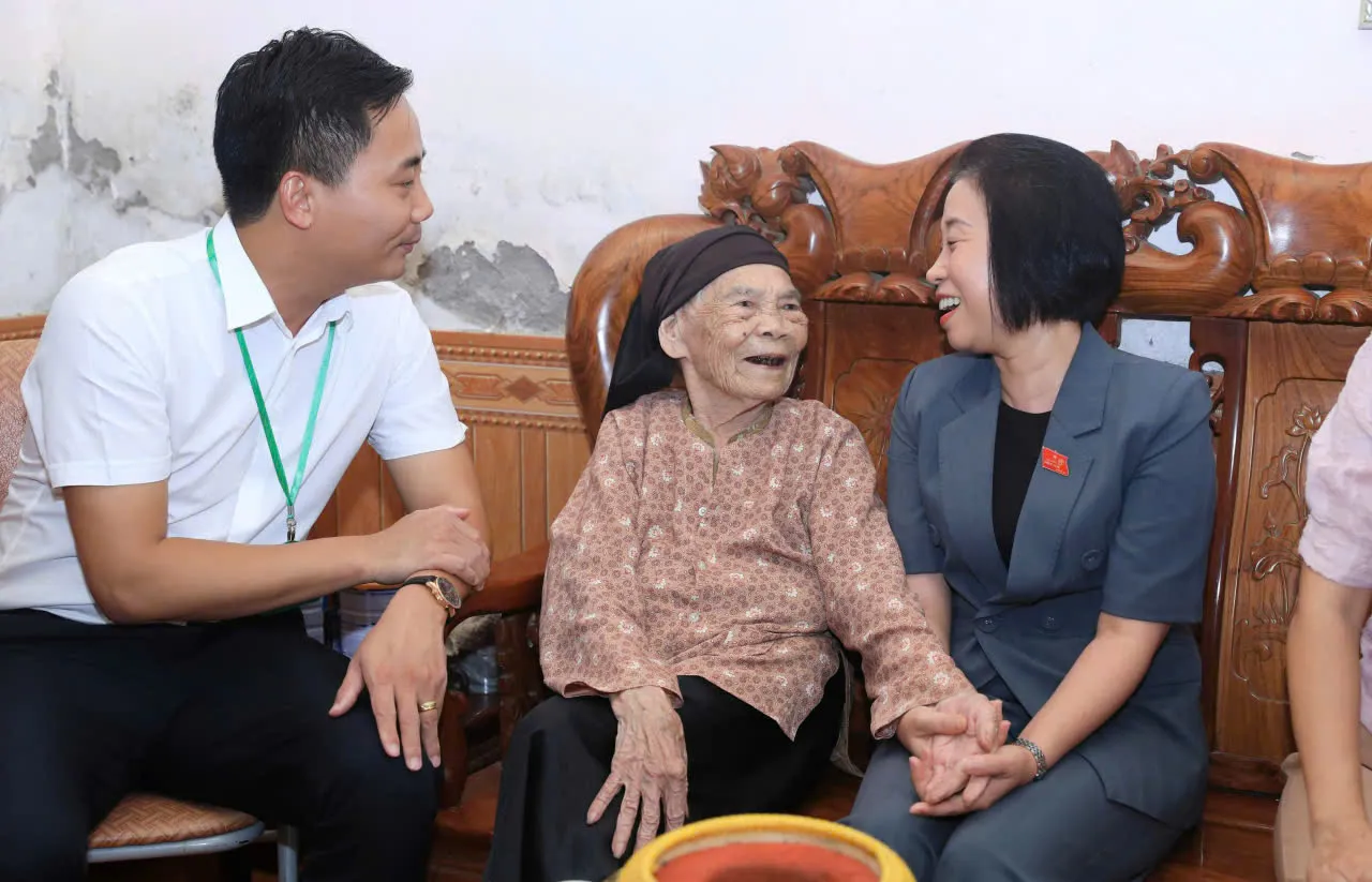 Đoàn Đại biểu Quốc hội Thành phố Hà Nội thăm, tặng quà các gia đình có công tại xã Minh Châu