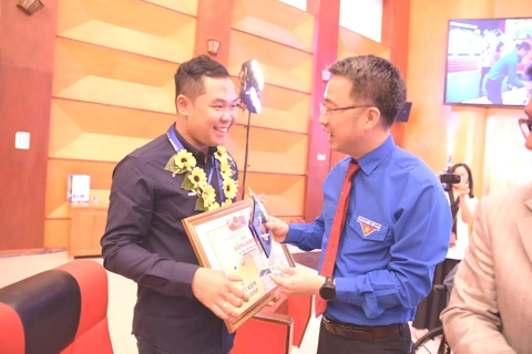 Chàng trai điếc bẩm sinh và nỗ lực "lắng nghe" để làm chủ cuộc đời
