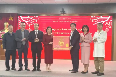 Phó Chủ tịch HĐND Thành phố Hà Nội Phạm Thị Thanh Mai chúc Tết tại Bệnh viện Thanh Nhàn