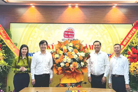 Lãnh đạo Liên đoàn Lao động thành phố Hà Nội chúc mừng đội ngũ y bác sĩ, cán bộ làm trong ngành y tế