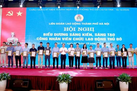 Động viên, cổ vũ người lao động tích cực lao động sản xuất, nghiên cứu sáng tạo