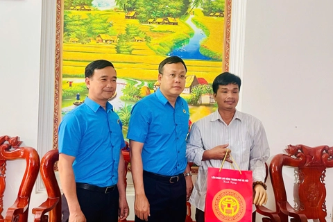 Lãnh đạo Công đoàn Hà Nội thăm hỏi, động viên công nhân bị tai nạn lao động
