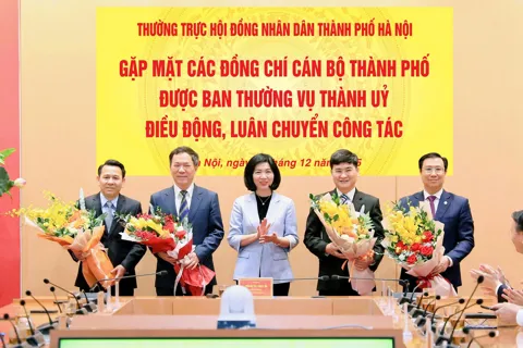 Thường trực HĐND Thành phố Hà Nội gặp mặt 5 cán bộ được điều động, luân chuyển
