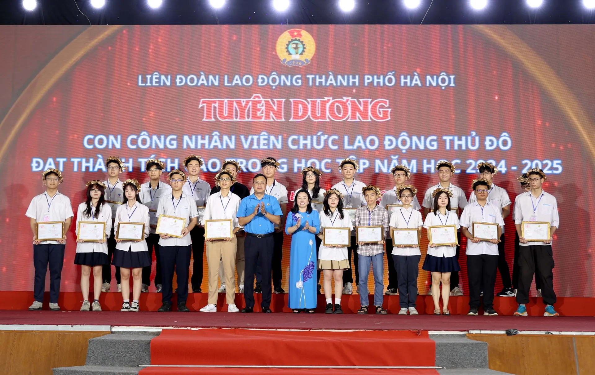 Biểu dương 100 gia đình công nhân, viên chức, người lao động Thủ đô tiêu biểu