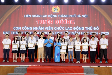 Biểu dương 100 gia đình công nhân, viên chức, người lao động Thủ đô tiêu biểu