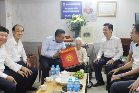Chủ tịch UBND Thành phố Hà Nội Trần Sỹ Thanh thăm, tặng quà người có công trên địa bàn phường Hoàn Kiếm