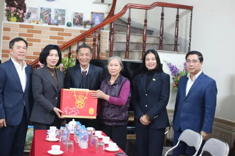 Chủ tịch HĐND Thành phố Phùng Thị Hồng Hà thăm, tặng quà các gia đình chính sách tiêu biểu tại xã Ứng Hòa
