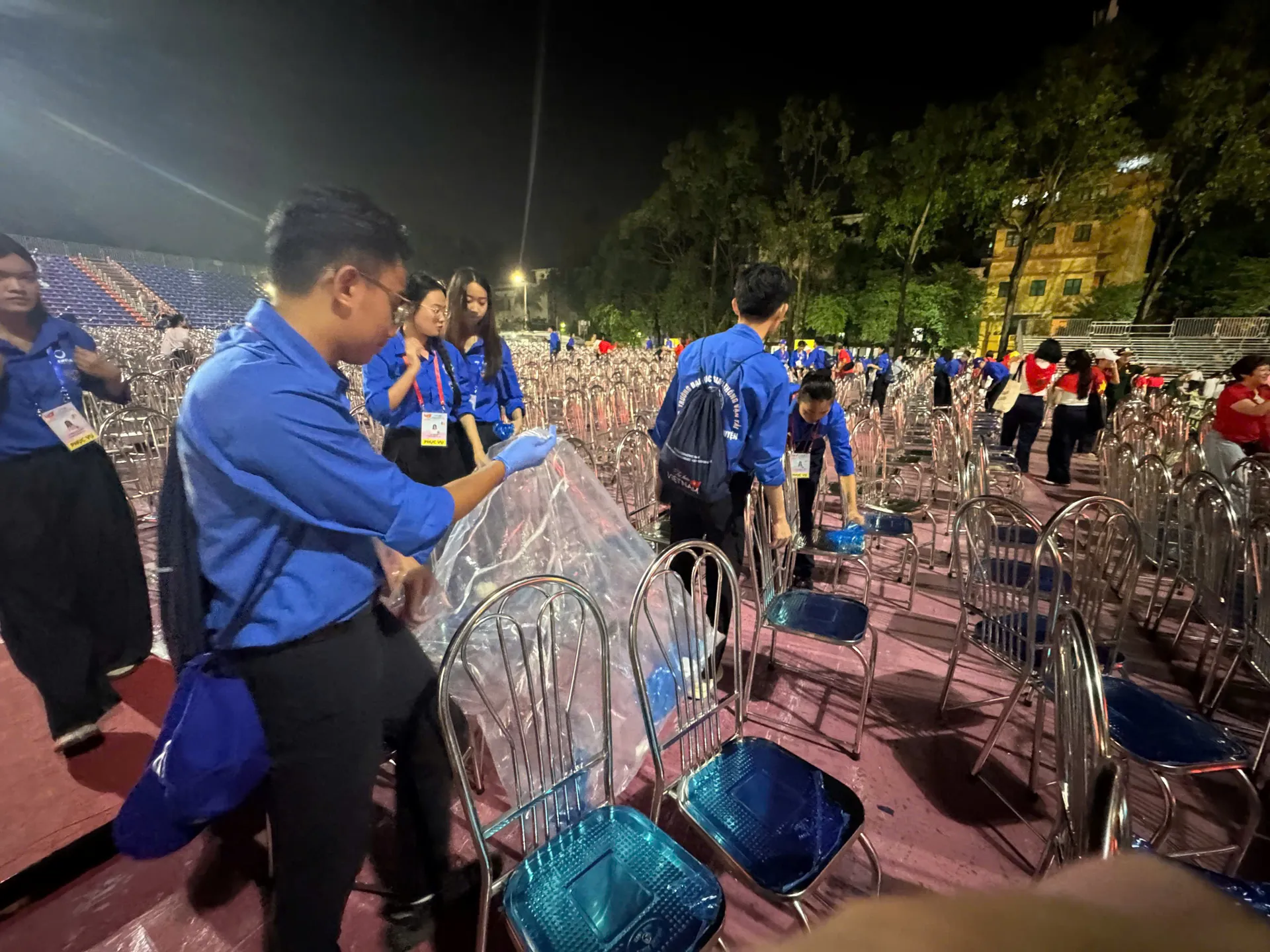 Áo xanh tình nguyện tích cực hỗ trợ vệ sinh môi trường sau lễ sơ duyệt A80