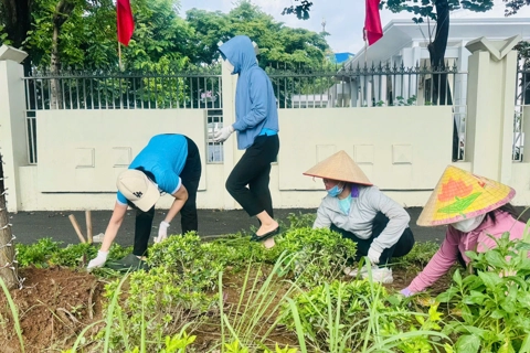 Phụ nữ Thủ đô đồng loạt ra quân vệ sinh môi trường, chào đón "thời khắc lịch sử"
