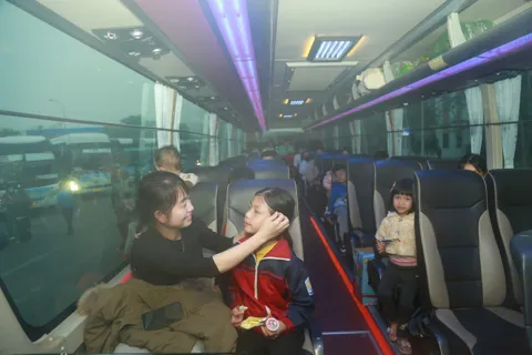 1.200 công nhân Hà Nội về quê đón Tết trên chuyến xe công đoàn