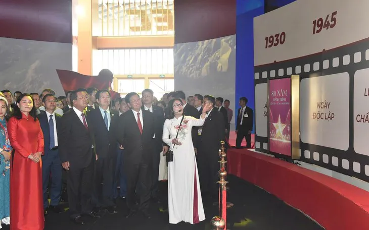 Laos and Cambodian leaders visit Vietnam's national exhibition 
