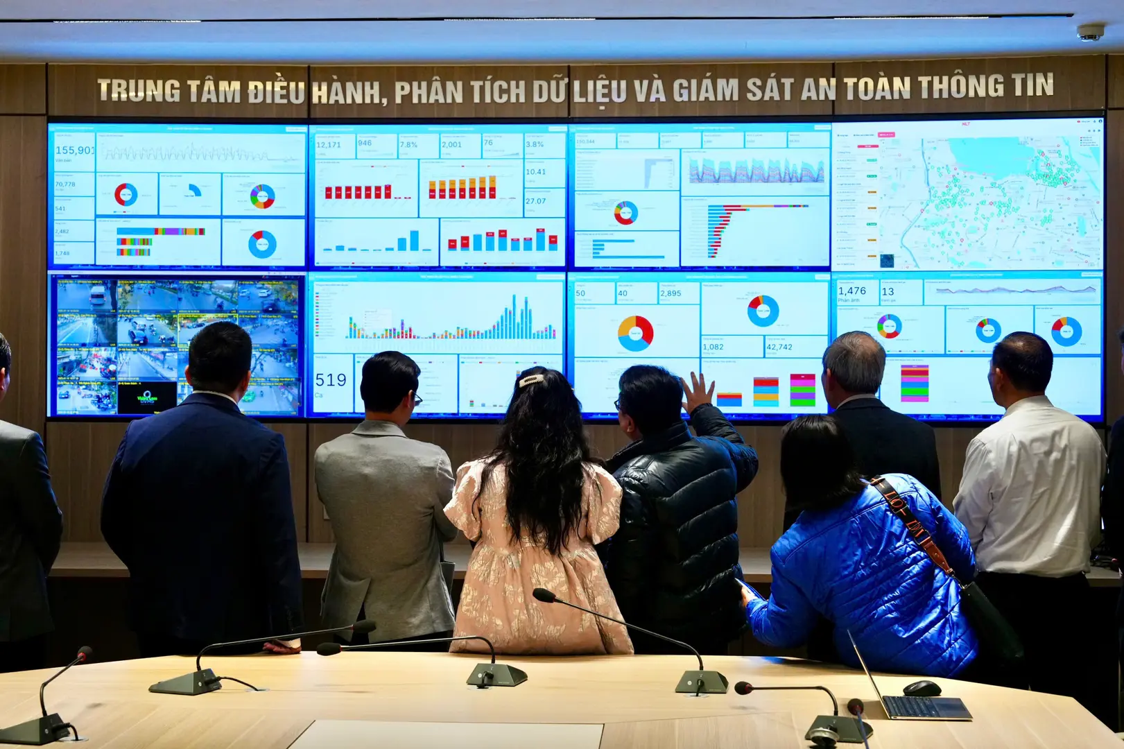 Ba Dinh District opens new data management and analysis center
