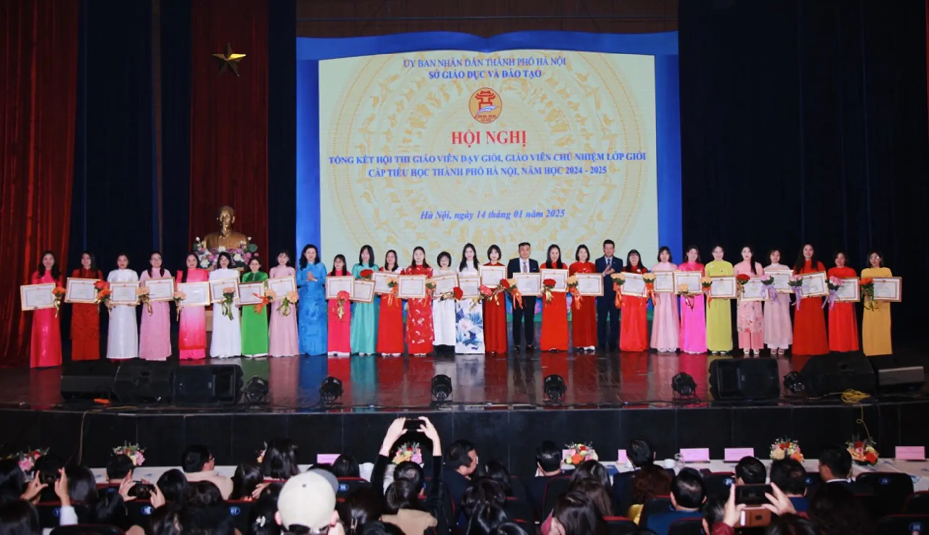 Hanoi recognizes top 150 primary school teachers
