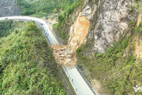Phú Thọ: sạt lở nghiêm trọng trên Quốc lộ 6 khiến nhiều người thương vong