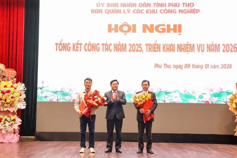 Phú Thọ trao giấy chứng nhận đầu tư cho 2 dự án FDI mở rộng, tăng vốn 290 triệu USD
