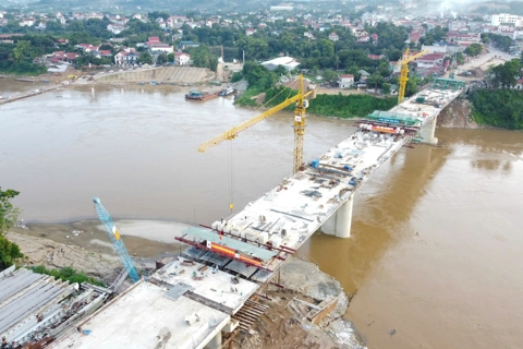 Cầu Phong Châu mới: nỗ lực hợp long chào mừng Quốc khánh 2/9