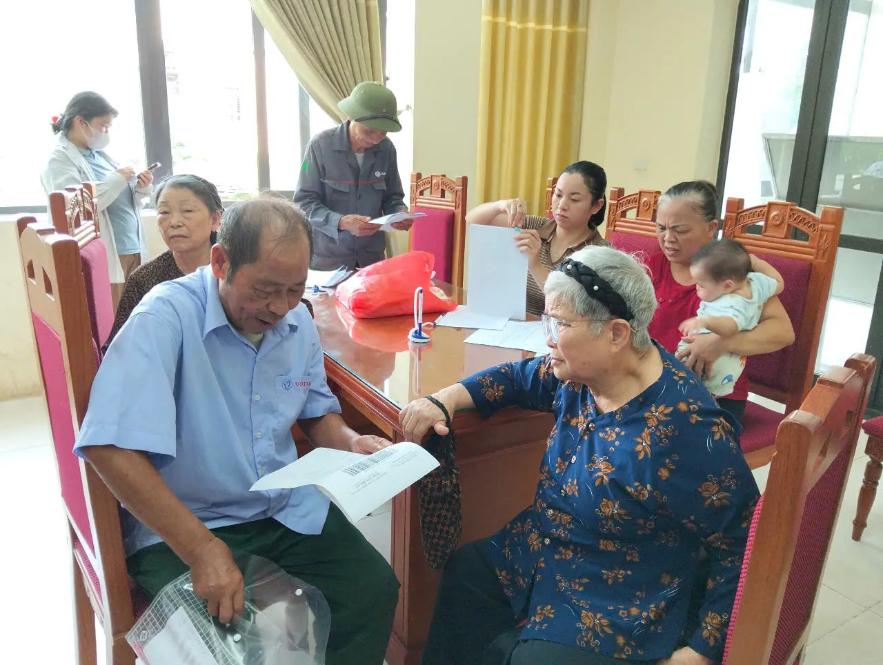 Rất đông người cao tuổi đi làm thủ tục hưởng trợ cấp hưu trí xã hội