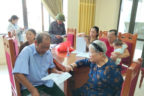Rất đông người cao tuổi đi làm thủ tục hưởng trợ cấp hưu trí xã hội
