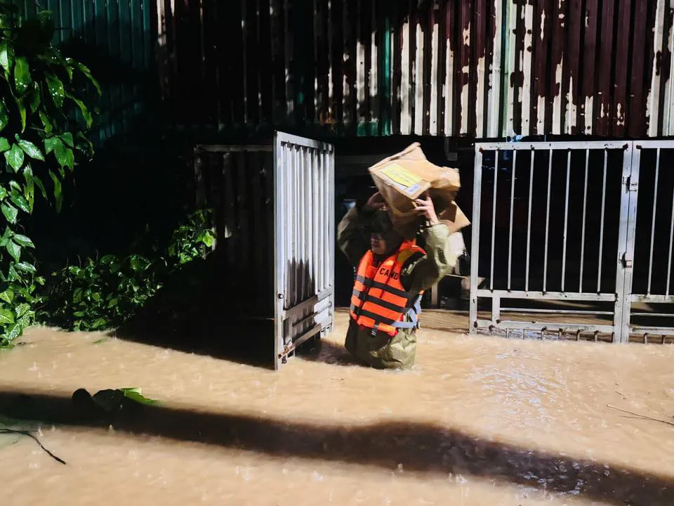 Phú Thọ: mưa lớn gây sạt lở, tốc mái hàng chục nhà dân, một người bị thương