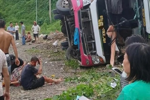 Phú Thọ: lật xe khách ở dốc Cun, một người tử vong