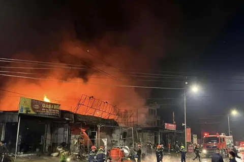 Phú Thọ: cháy lớn thiêu rụi nhà ở kết hợp kinh doanh tại phường Kỳ Sơn