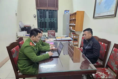 Mâu thuẫn gia đình, chồng dùng súng tự chế đe dọa vợ