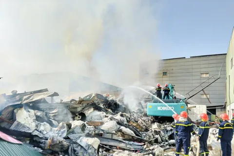 Phú Thọ: cháy lớn thiêu rụi gần 2.000m2 nhà kho tại Khu công nghiệp Khai Quang