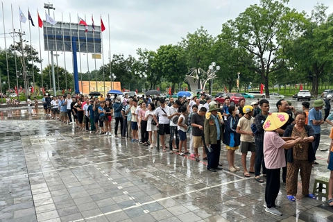 Vĩnh Phúc: người dân đội mưa mua vé xem Giải bóng chuyền nữ quốc tế VTV Cup 2025